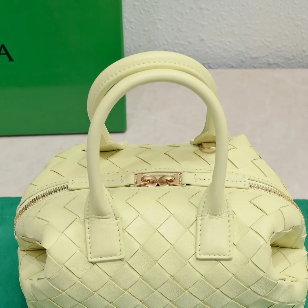 Batch 1560 #Bv Small Intrecciato woven leather bowling bag with detachable crossbody strap, single interior flat pocket, zipper closure "Classic weaving craftsmanship" is an indispensable symbol of the brand🔥. The meticulous weaving craftsmanship not only makes the bucket bag show a sense of high-end, but also adds a sense of agility to it, exuding a simple and elegant beauty. It is made of soft and delicate sheepskin texture. It is light and comfortable, and reveals a sense of high-end everywhere. The color matching is refreshing and clean, and the upper body is aged~concave shape! A bowling bag that can be used for both work and leisure. Size: 20.5*15.5*10cm, model: 7460#
